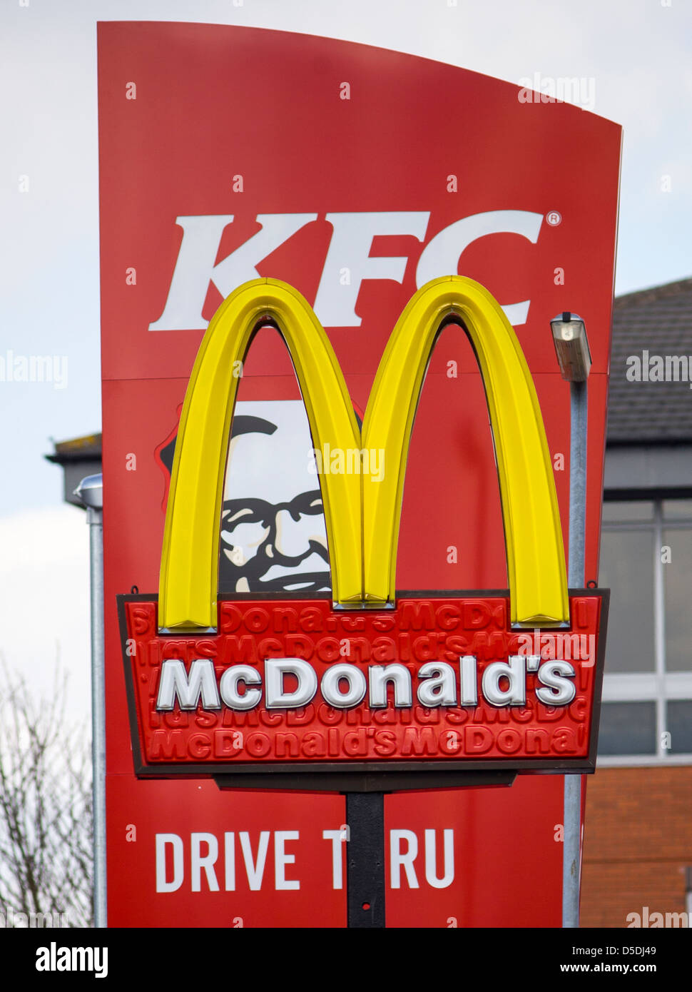 Fast-Food-Riesen KFC und McDonalds neben anderen Eacj in der Stadt Redditch, UK. Stockfoto