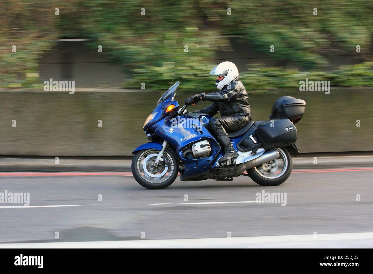 Ein Motorradfahrer herumfahren einen Kreisverkehr in der Nähe von Waterloo in London, England. Stockfoto