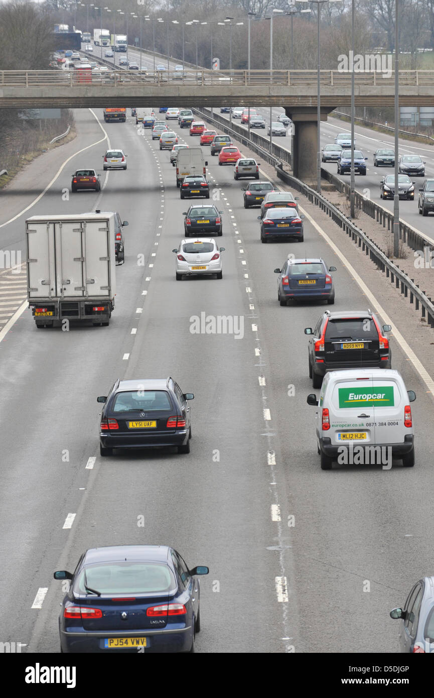 M1 Autobahn Northamptonshire, UK. 29. März 2013. Karfreitag-Verkehr auf der Autobahn M1 als die Osterferien beginnen. Stockfoto