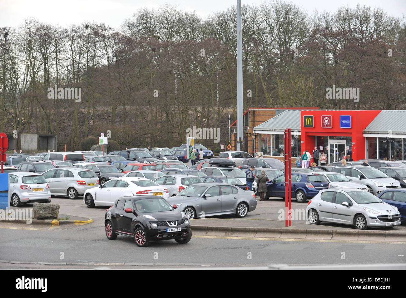 Watford Gap, M1 Autobahn, UK. 29. März 2013. Die Parkplätze sind vollständig bei Watford Gap Dienstleistungen wie Ostern beginnt. Karfreitag-Verkehr auf der Autobahn M1 als die Osterferien beginnen. Stockfoto