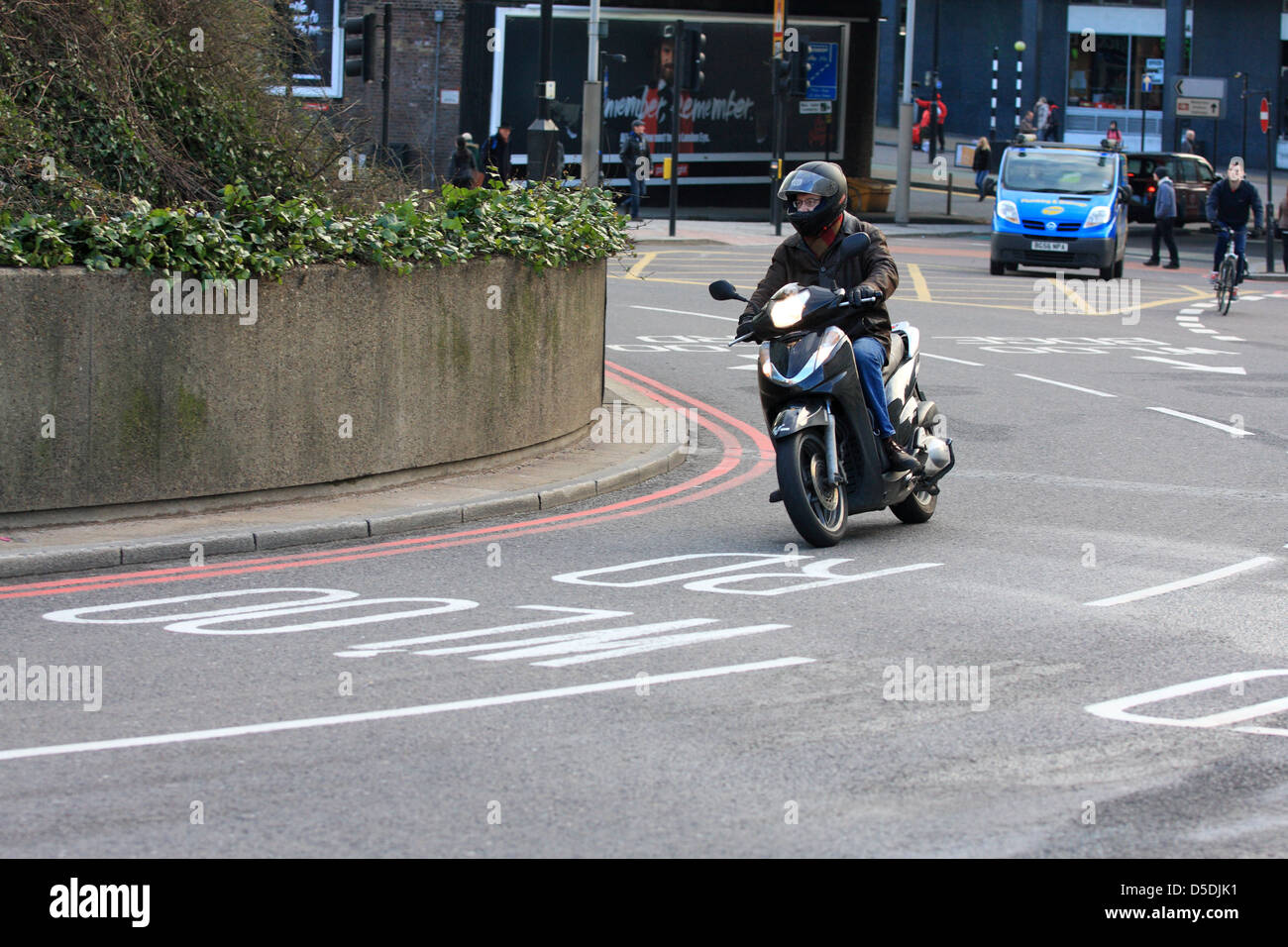 Ein Motorradfahrer, um einen Kreisverkehr in der Nähe von Waterloo in London, England reisen. Stockfoto