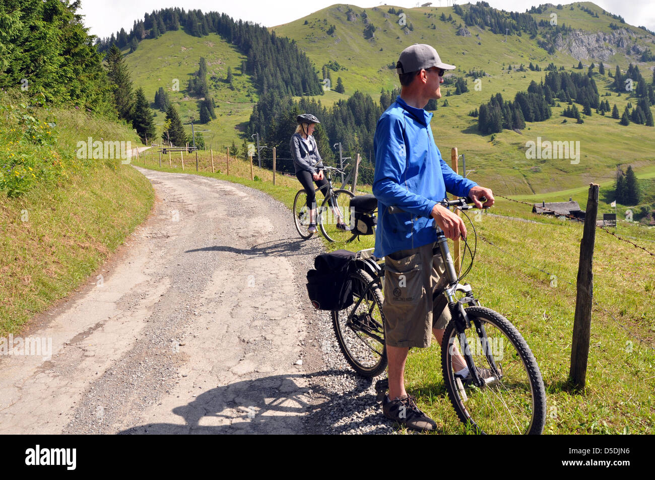 Urlaub mit dem Fahrrad in den Schweizer Alpen Stockfoto