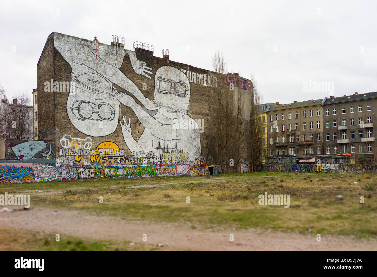 Berlin, Deutschland, Brandwand mit Wandmalereien im Mediaspree-Gelände Stockfoto