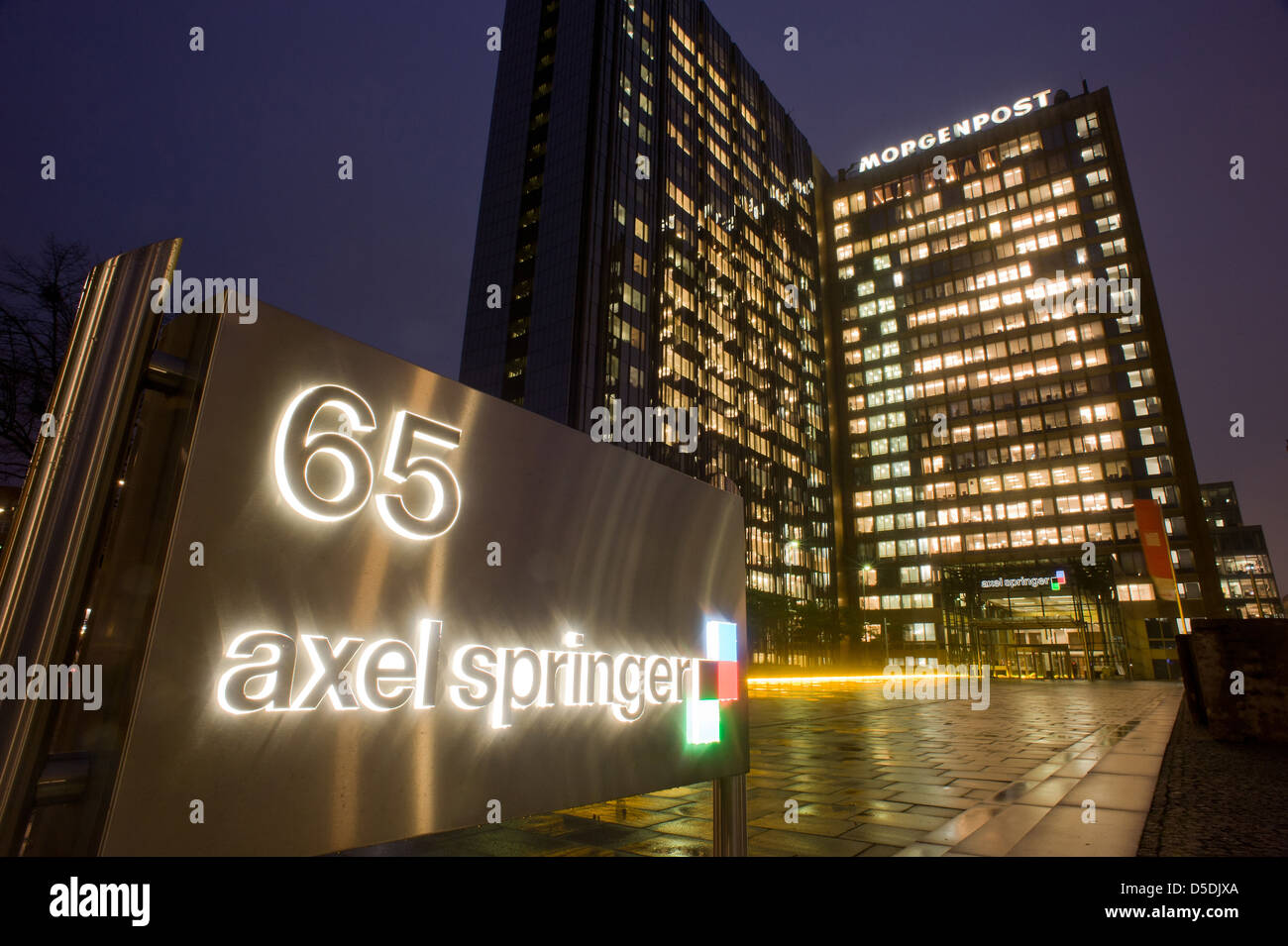 Berlin, Deutschland, den Axel Springer Verlag am Abend Stockfoto