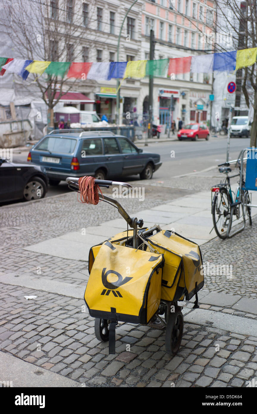 Berlin, Deutschland, Taschenwagen eines Postboten in Berlin-Prenzlauer Berg Stockfoto