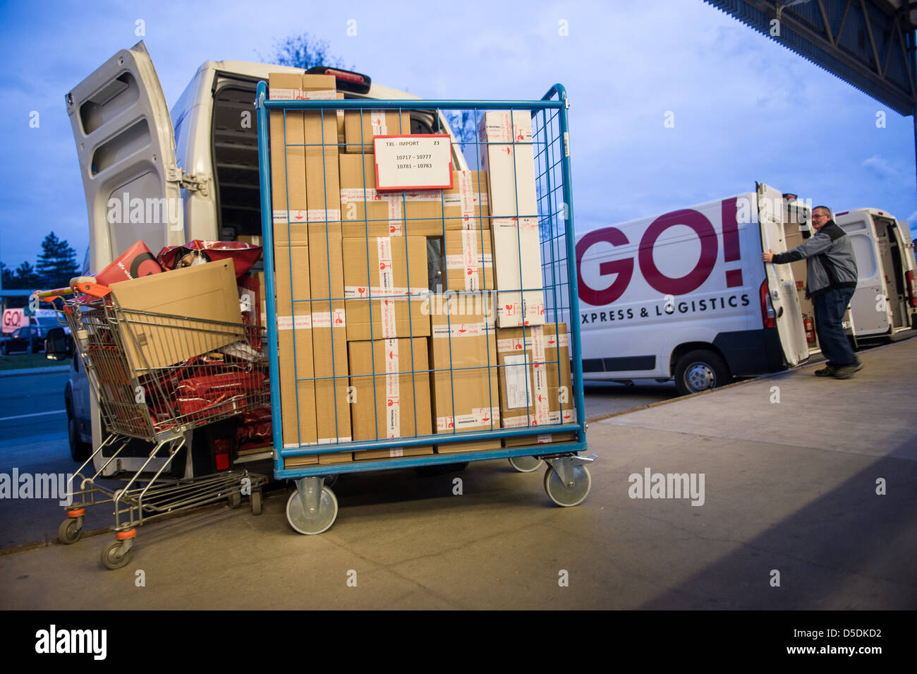 Berlin, Deutschland, Pakete an GO Express und Logistik Berlin werden geladen Stockfoto