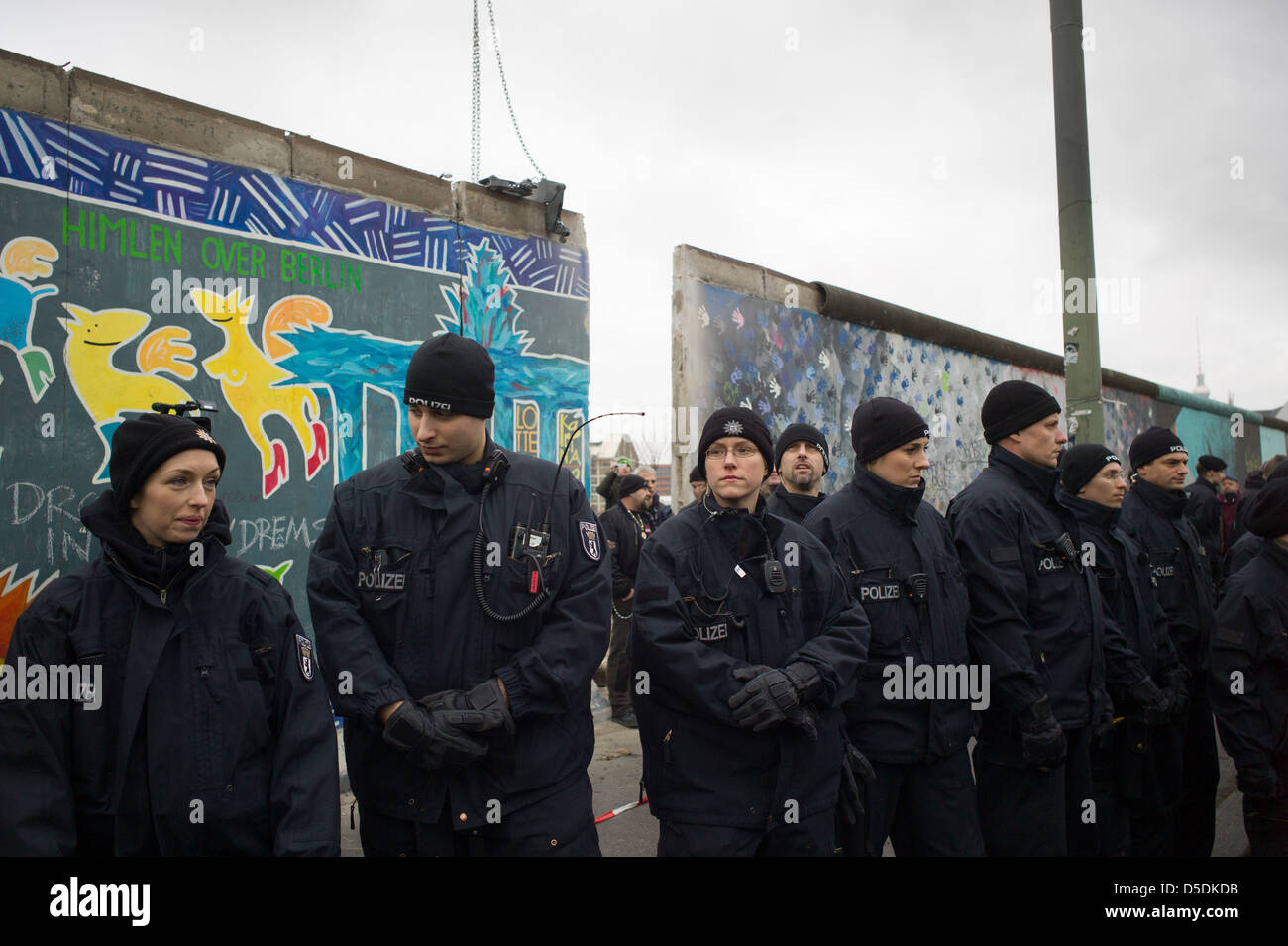 Berlin, Deutschland, Polizei Verkehr auf einer bereits fehlende Stück der East Side Gallery Stockfoto
