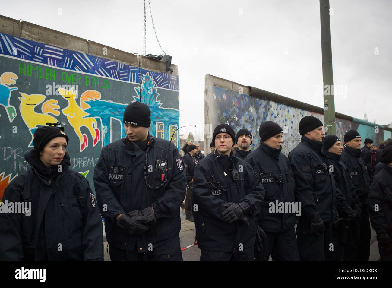 Berlin, Deutschland, Polizei Verkehr auf einer bereits fehlende Stück der East Side Gallery Stockfoto