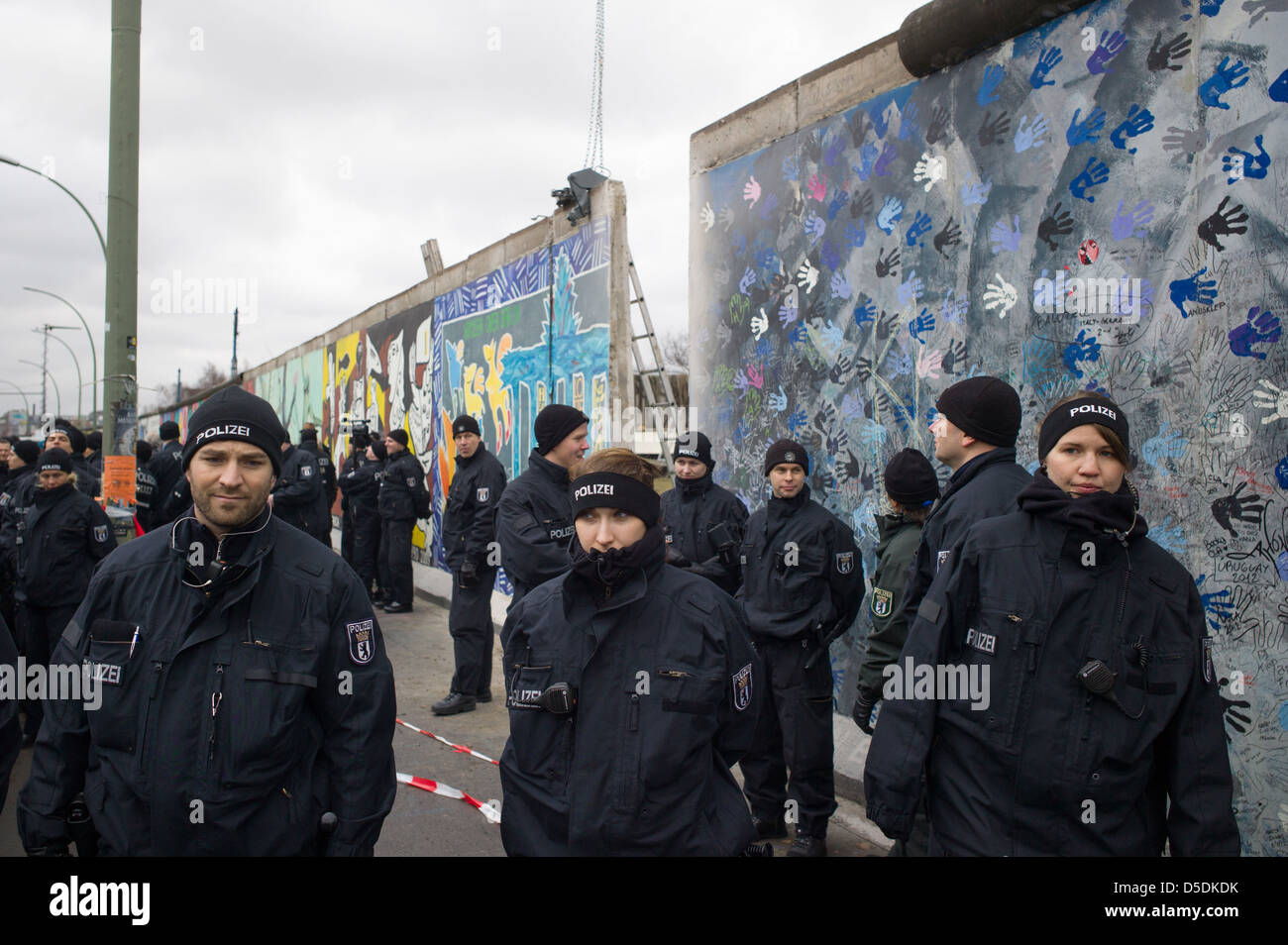 Berlin, Deutschland, Polizei Verkehr auf einer bereits fehlende Stück der East Side Gallery Stockfoto