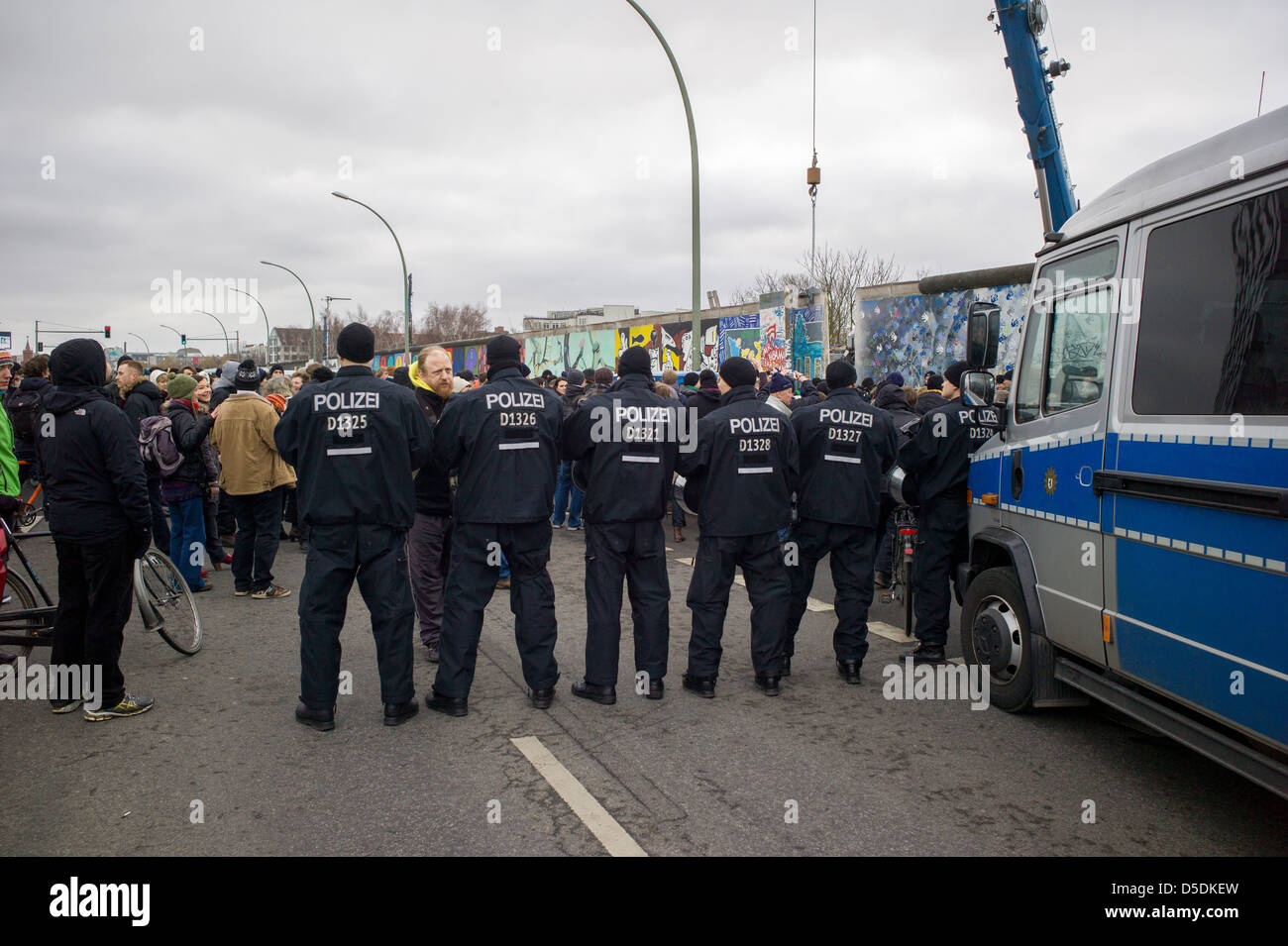 Berlin, Deutschland, Polizei-Verkehr auf der East Side Gallery Stockfoto