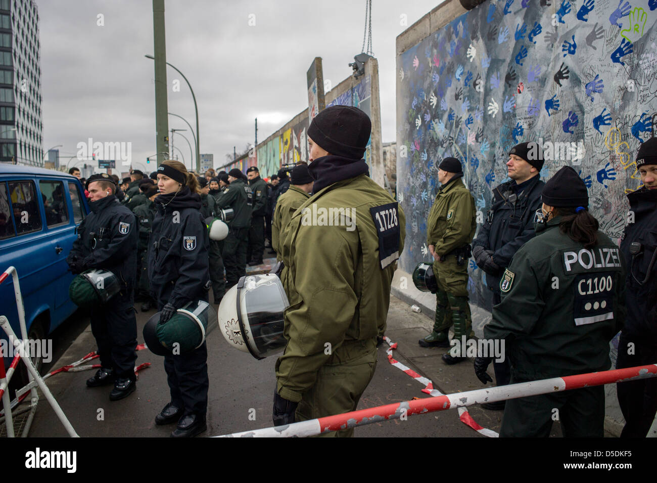 Berlin, Deutschland, Polizei Verkehr auf einer bereits fehlende Stück der East Side Gallery Stockfoto