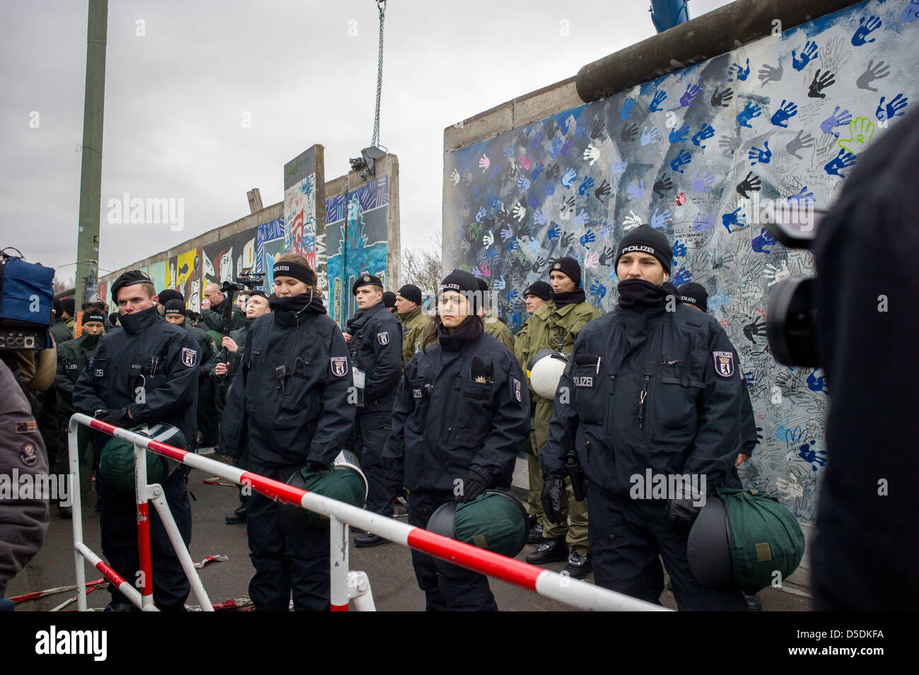 Berlin, Deutschland, Polizei Verkehr auf einer bereits fehlende Stück der East Side Gallery Stockfoto