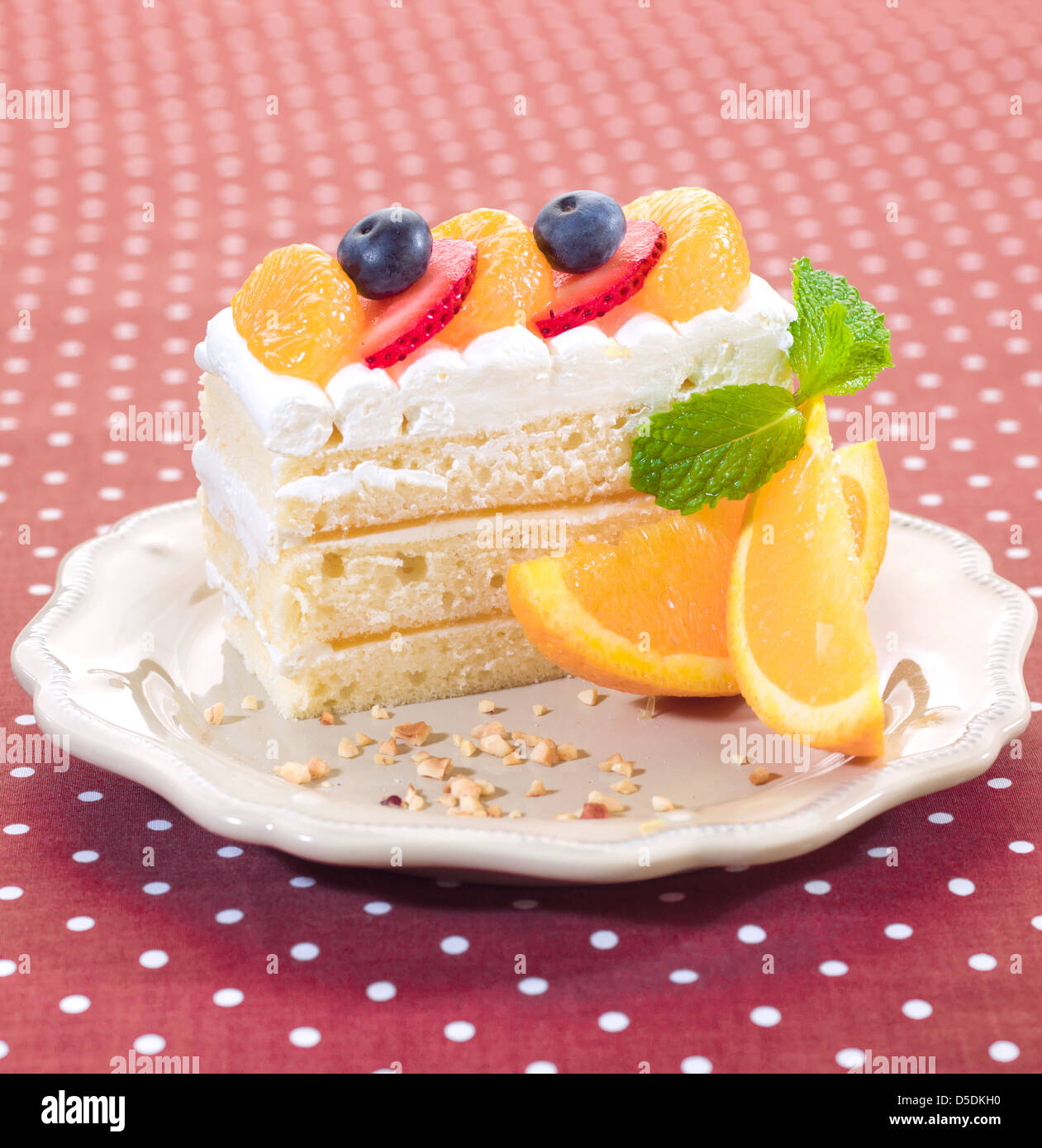 Essbare und leckeren Kuchen mit frischem Orange, Erdbeere und Heidelbeere Stockfoto