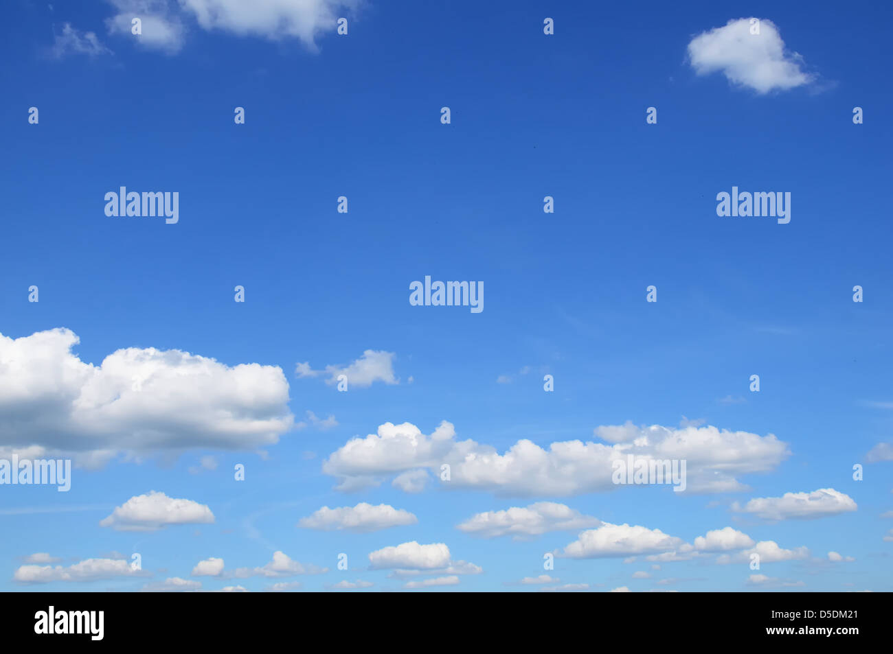 Weiße Wolken im blauen Himmel Stockfoto