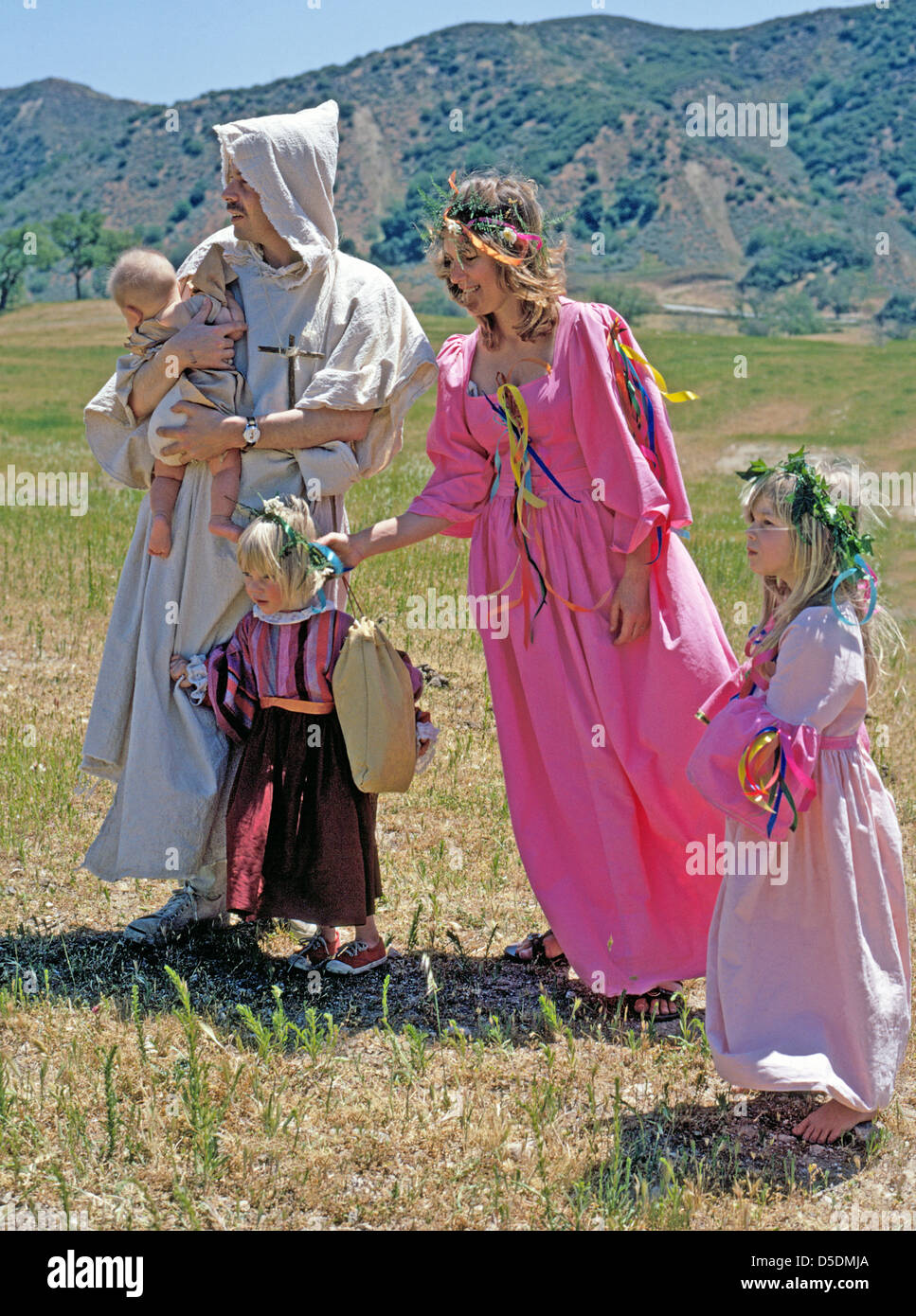 Eine junge Familie in hausgemachten elisabethanischen Kostümen geht auf die jährlichen Outdoor-Vergnügen Renaissance Faire in ländlichen Süd-Kalifornien, USA, 1970. Stockfoto