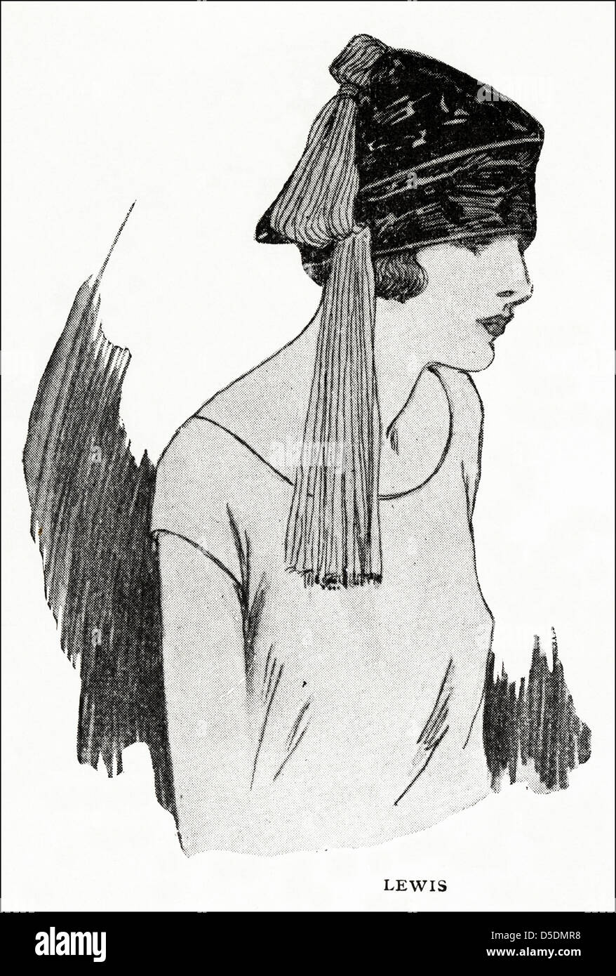 Paris Fashion von 1923 von Designer Lewis. Pelz Mütze Breitschwanz (Lamm Fell) mit schwarz und Silber Quaste getrimmt. Stockfoto