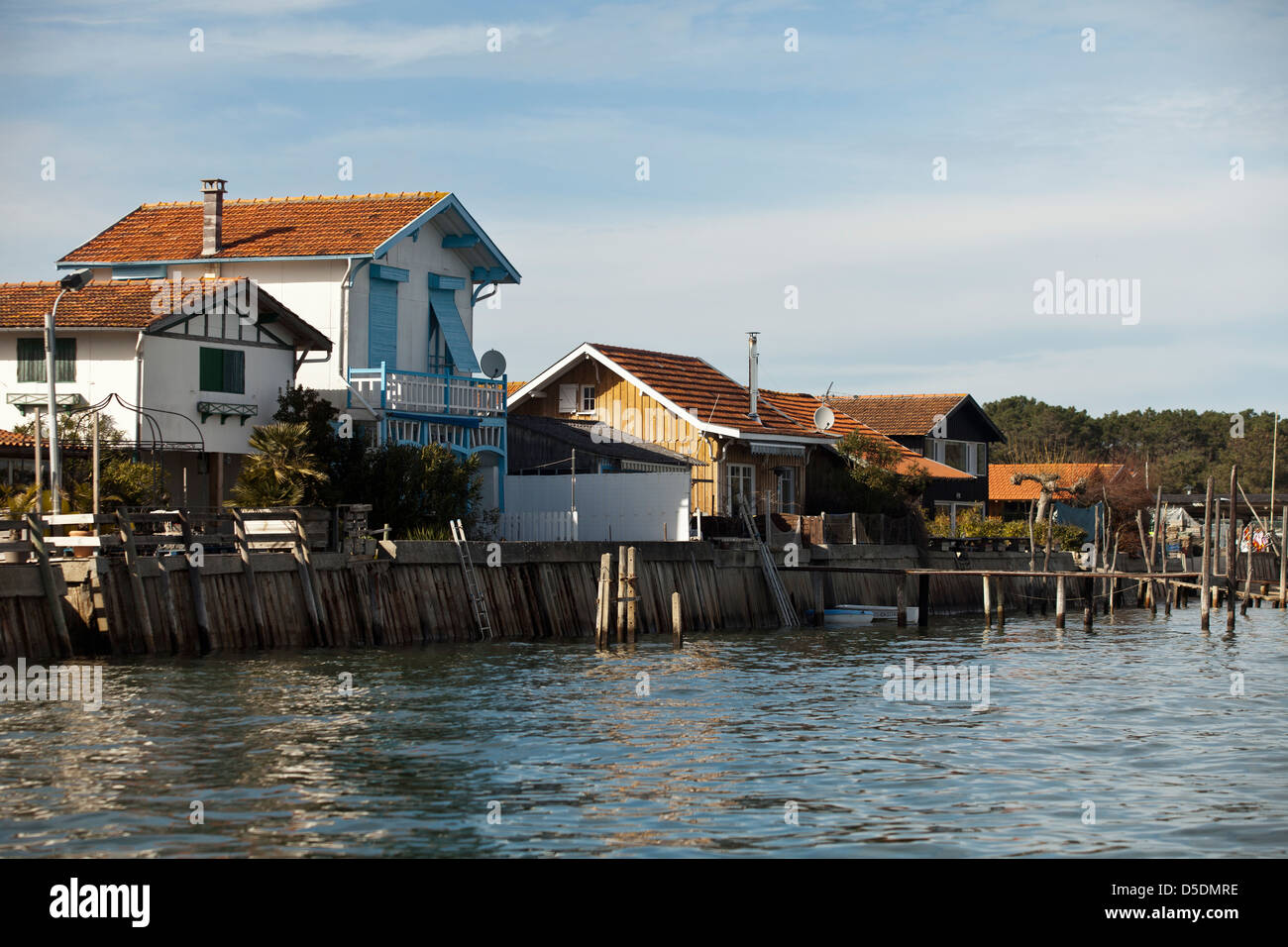 Kleine Wasser vorne Fischer Hütten in das Dorf von Le Grand-Piquey, Lège-Cap-Ferret, Frankreich Stockfoto