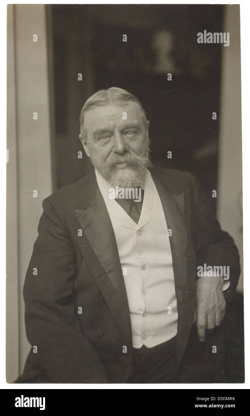 Dieses Sepia-farbene Porträt von Lawrence Alma-Tadema zeigt einen bärtigen Mann in einem gut gekleideten Westenensemble. Alma-Tadema war ein bekannter Maler aus dem 19. Jahrhundert, der für seinen klassischen Stil bekannt war. Stockfoto