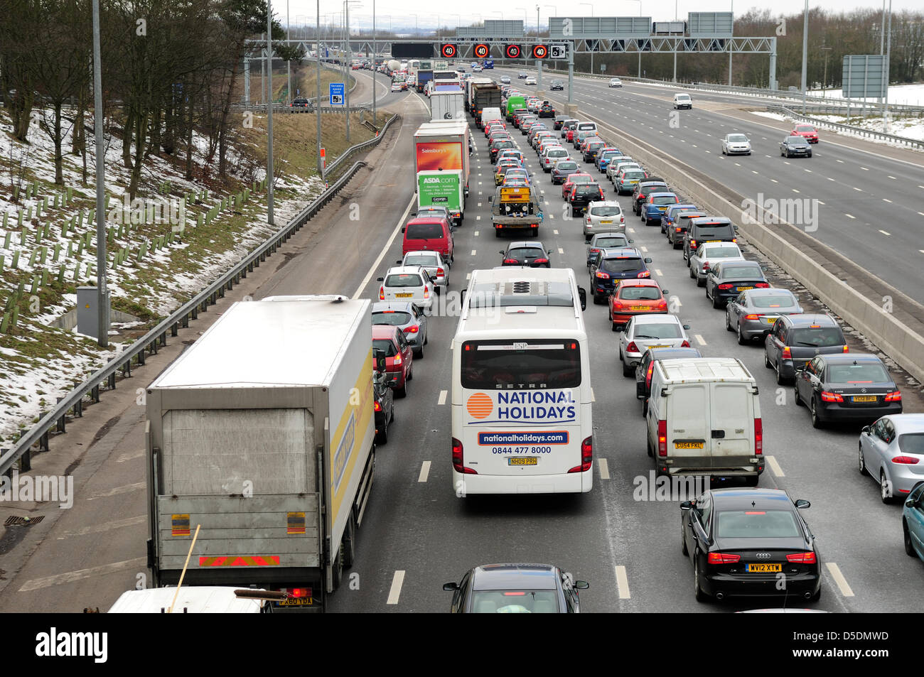 Nottinghamshire, UK. 29. März 2013. Verkehr Verzögerungen Aufbau auf der Autobahn M1 am J27 Nord gebunden Nottinghamshire.Good Freitag Ostern Feiertag Verkehr. Bildnachweis: Ian Francis / Alamy Live News Stockfoto