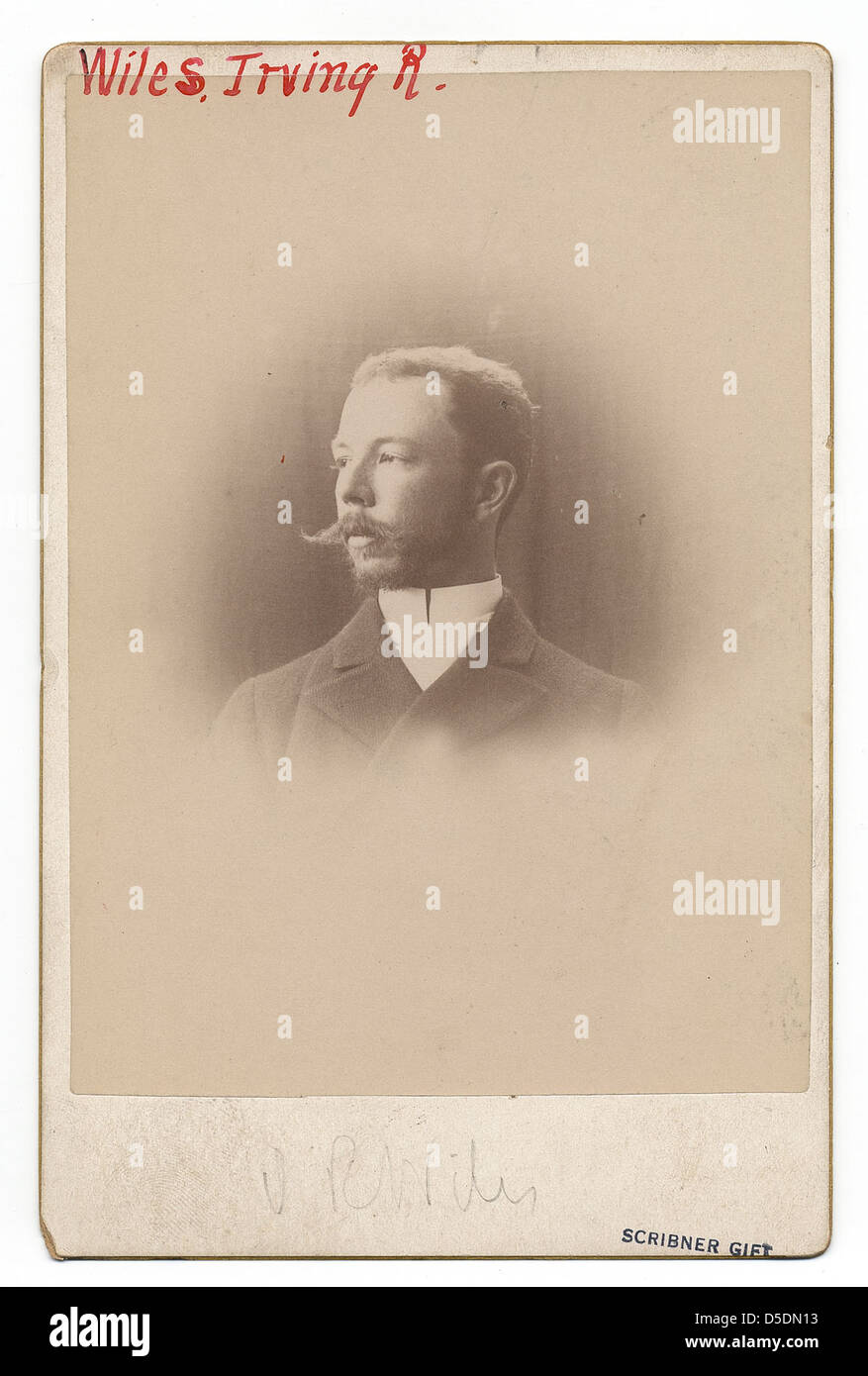 Ein sepiafarbenes Kabinettfoto von Irving Ramsay Wiles, einem amerikanischen Künstler aus dem späten 19. Jahrhundert, der für seine Porträt- und Genremalerei bekannt ist. Das Foto zeigt seine Gesichtszüge und seine künstlerische Präsenz. Stockfoto