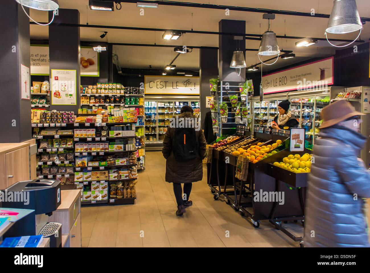 Paris, Frankreich, Weitwinkelansicht, Frauen Shopping in French Organic Innenansicht des Supermarktes, „Bio Carrefour“, zeitgenössisches Innendesign im Einzelhandel, Gemüsehändler im Inneren, Carrefour Market France Stockfoto