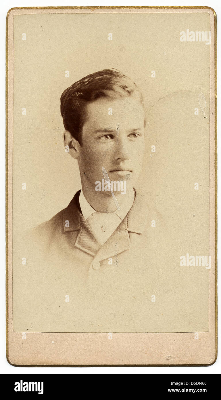 Ein Schwarzweiß-Porträt von Cyrus E. Dallin, einem Künstler aus Arlington, Massachusetts. Das Foto, wahrscheinlich eine Visite-Karte, fängt den Bildhauer in seiner besten Form ein und zeigt sein ausgezeichnetes Aussehen. Dallin war bekannt für seine Reitskulpturen und seine Beiträge zur amerikanischen Kunst. Dieses Foto ist Teil der Sammlung Archives of American Art an der Smithsonian Institution. Stockfoto