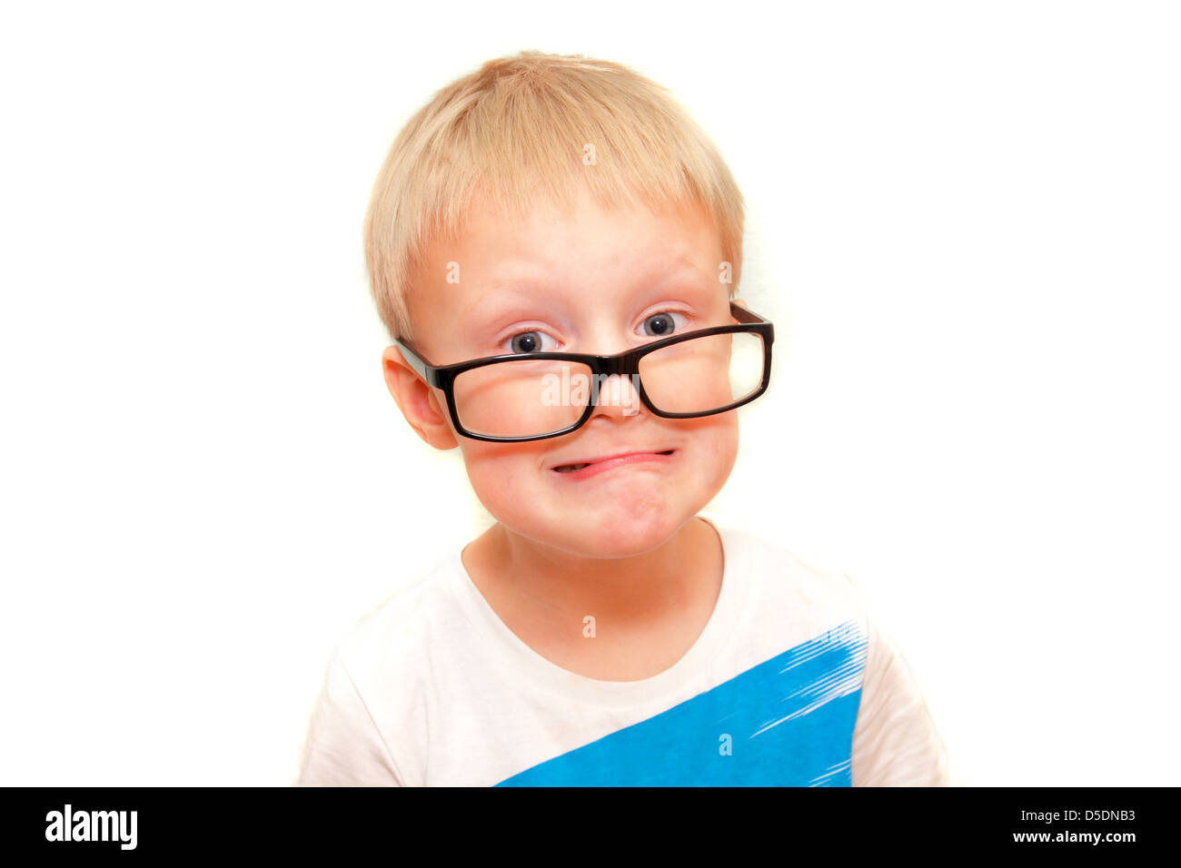 Kleiner Junge in großen Gläsern haben Stress, isoliert auf weiss. Stockfoto