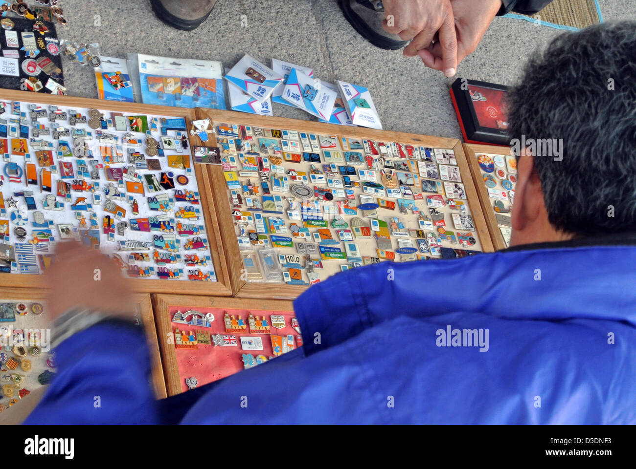 Prüfung der Pin badge Sammlung von einem Händler. Olympic Park Stockfoto