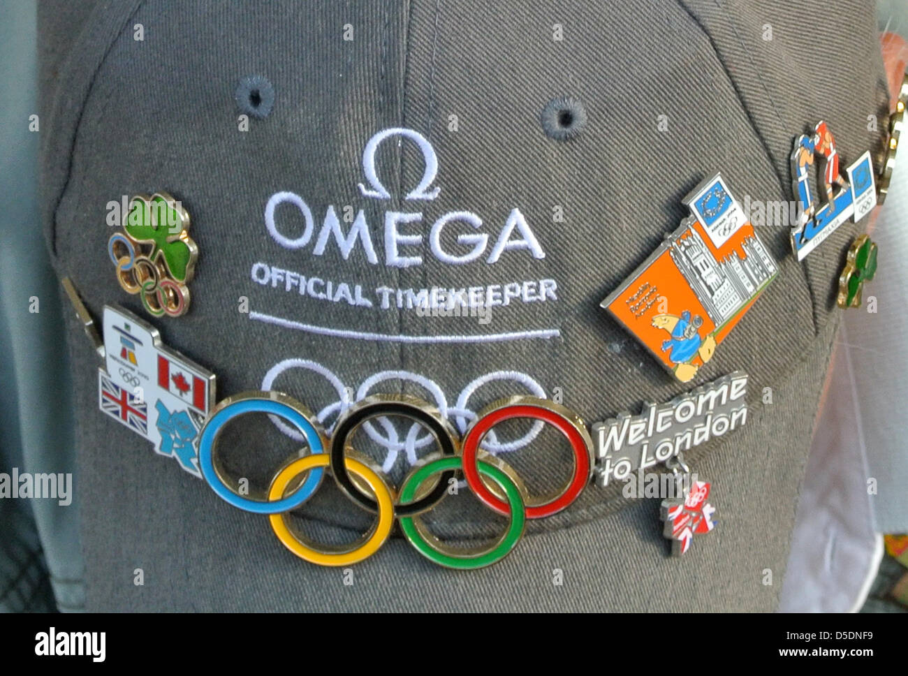 Pin Badges auf eine Baseballmütze. Olympic Park Stockfoto