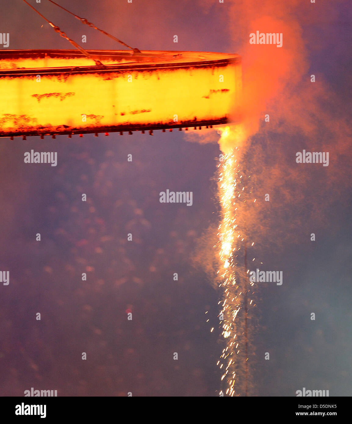 Feuerwerk auf der Metall-Ringe - Eröffnungsfeier - Olympischen Spiele in London 2012 Stockfoto