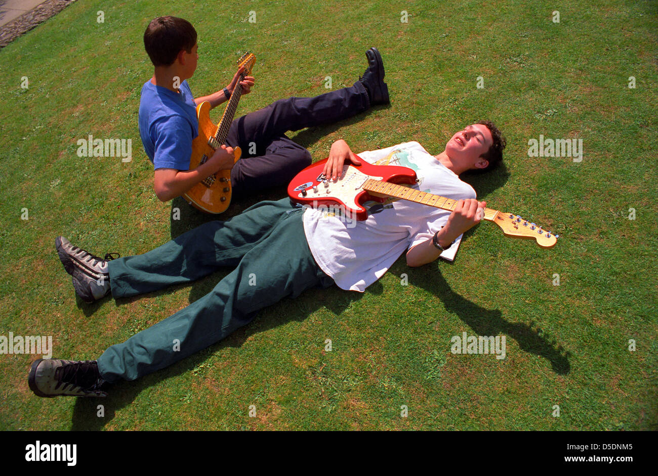 Gitarristen entspannen zwischen Klassen in Dartington Summer School in Devon, UK. Stockfoto