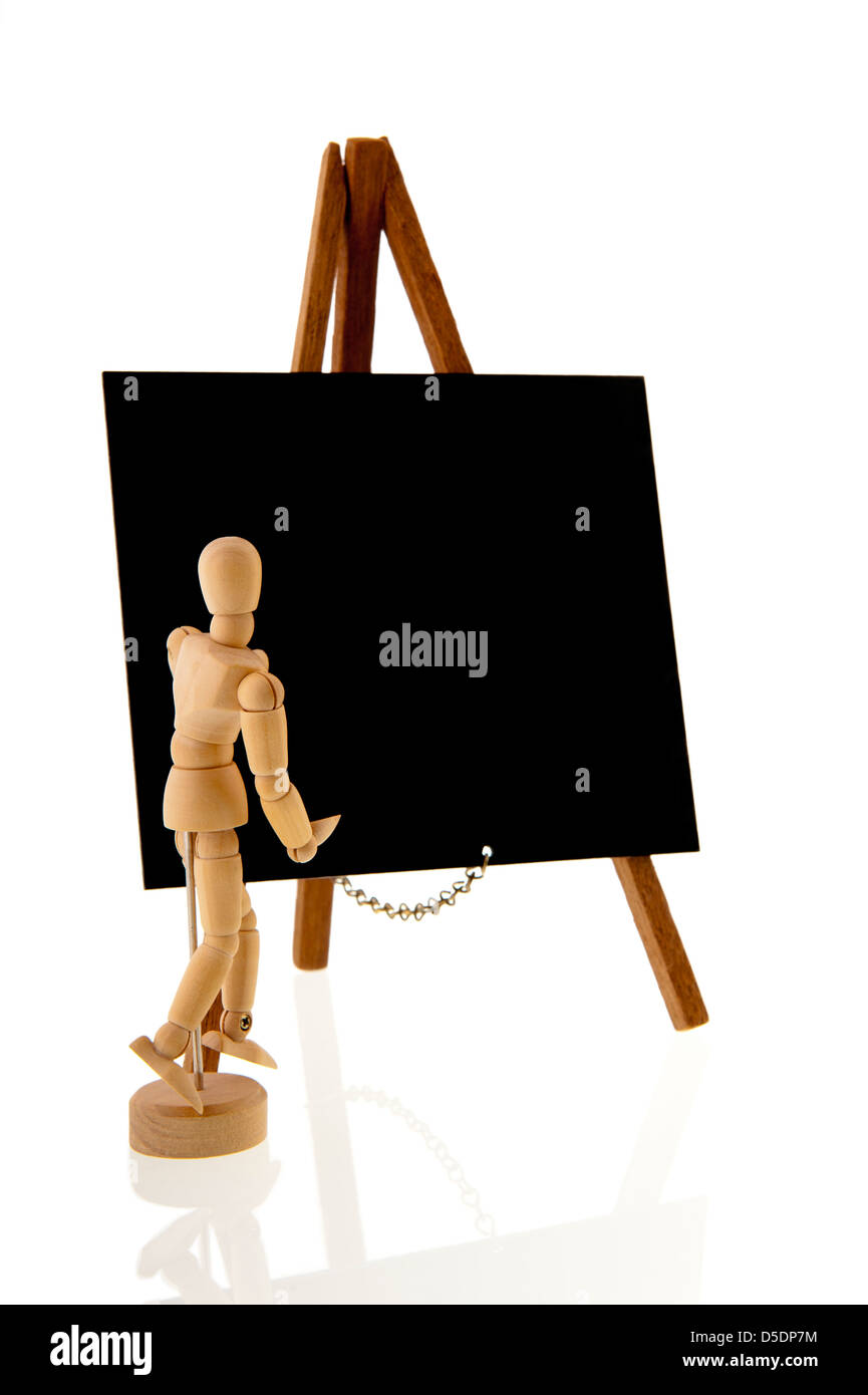 Hölzerne Lehrer stehen vor einer Tafel auf einem Stativ Staffelei vor einem weißen Hintergrund isoliert Stockfoto
