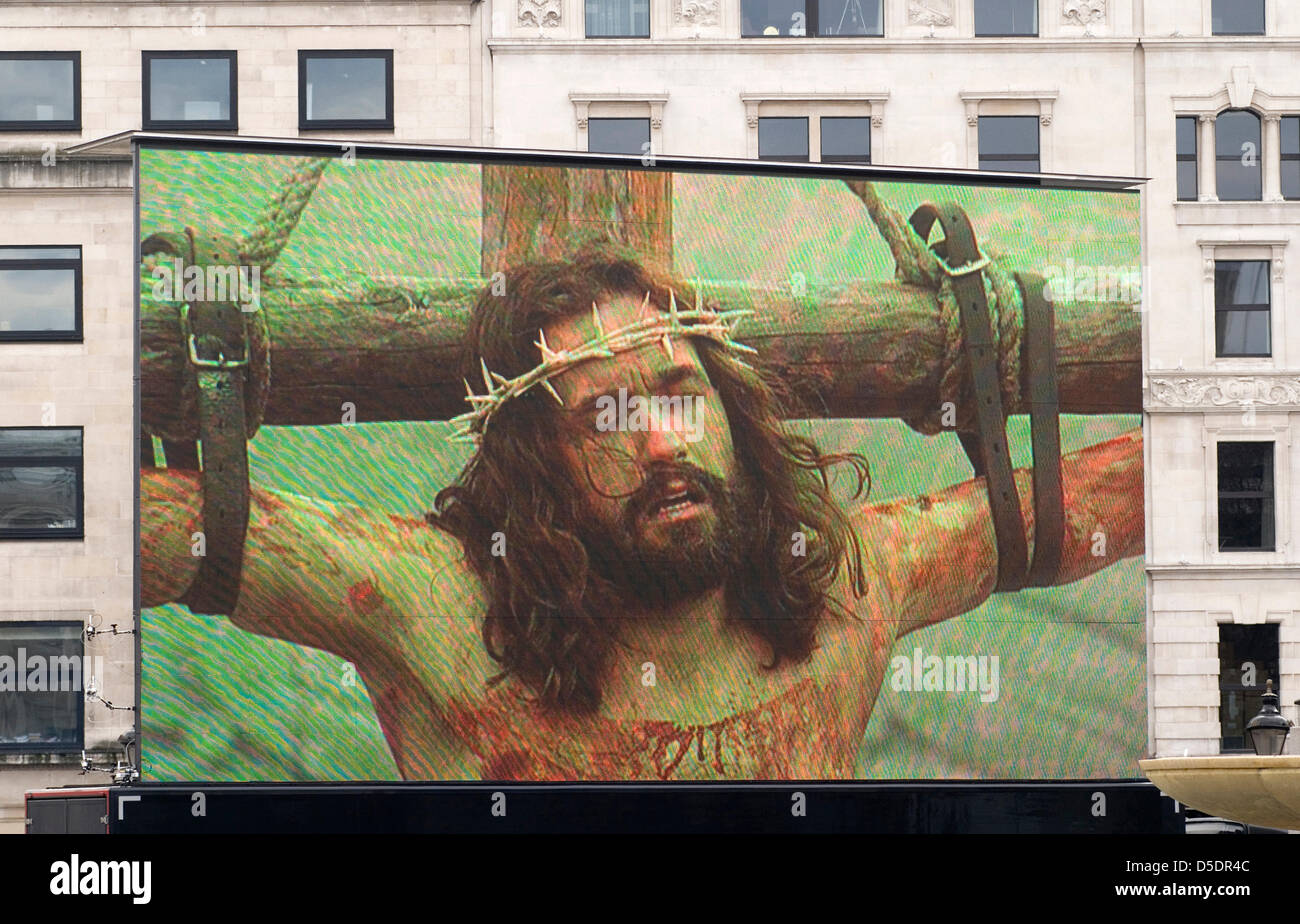 Karfreitag Passion Play London. Christentum Leute Großbritannien. Passion Play' Leidenschaft auf dem Platz 'Trafalgar Square Tausende versammeln sich die jährliche Leistung durch die Wintershall Spieler zu beobachten. Credit: Homer Sykes/Alamy leben Nachrichten Stockfoto