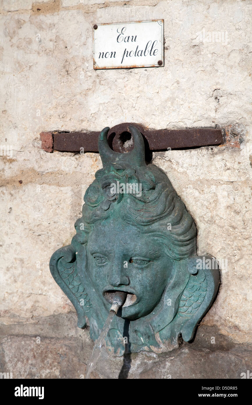 Lady's Gesicht Wasserspiel auf einer Wand in der Nähe von Kathedrale von Amiens, Amiens, Frankreich Stockfoto