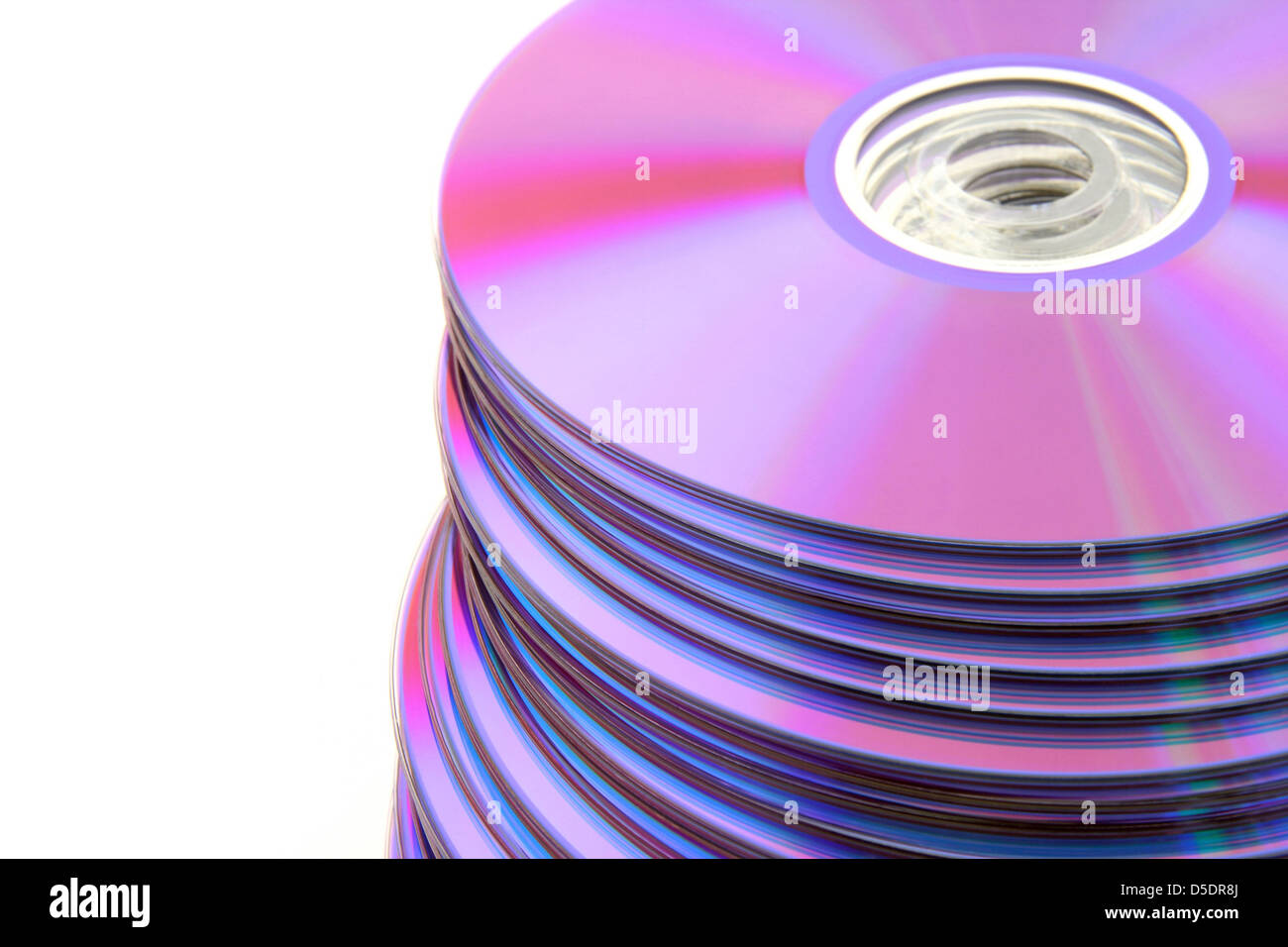Stapeln bunt DVDs oder CDs, die isoliert auf weißem Hintergrund. Kein Staub. Stockfoto