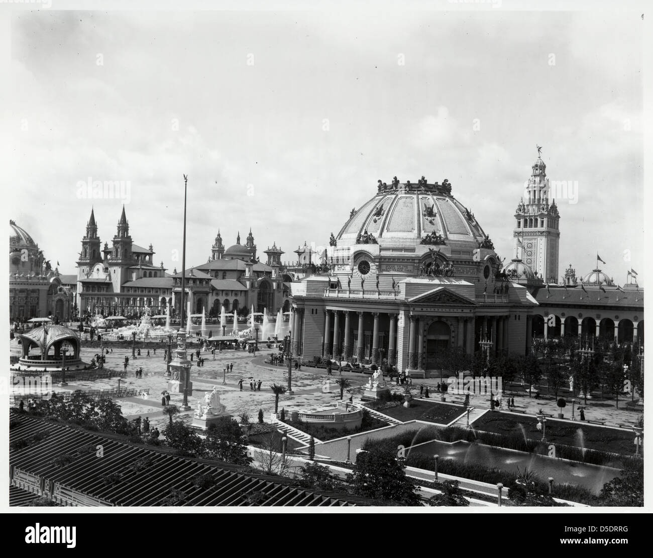 Dieses Schwarzweiß-Luftbild zeigt das Ethnology Building auf der Pan-American Exposition 1901 in Buffalo, New York. Die Expo zeigte kulturelle Exponate aus aller Welt und war Teil der Weltausstellung Anfang des 20. Jahrhunderts. Stockfoto