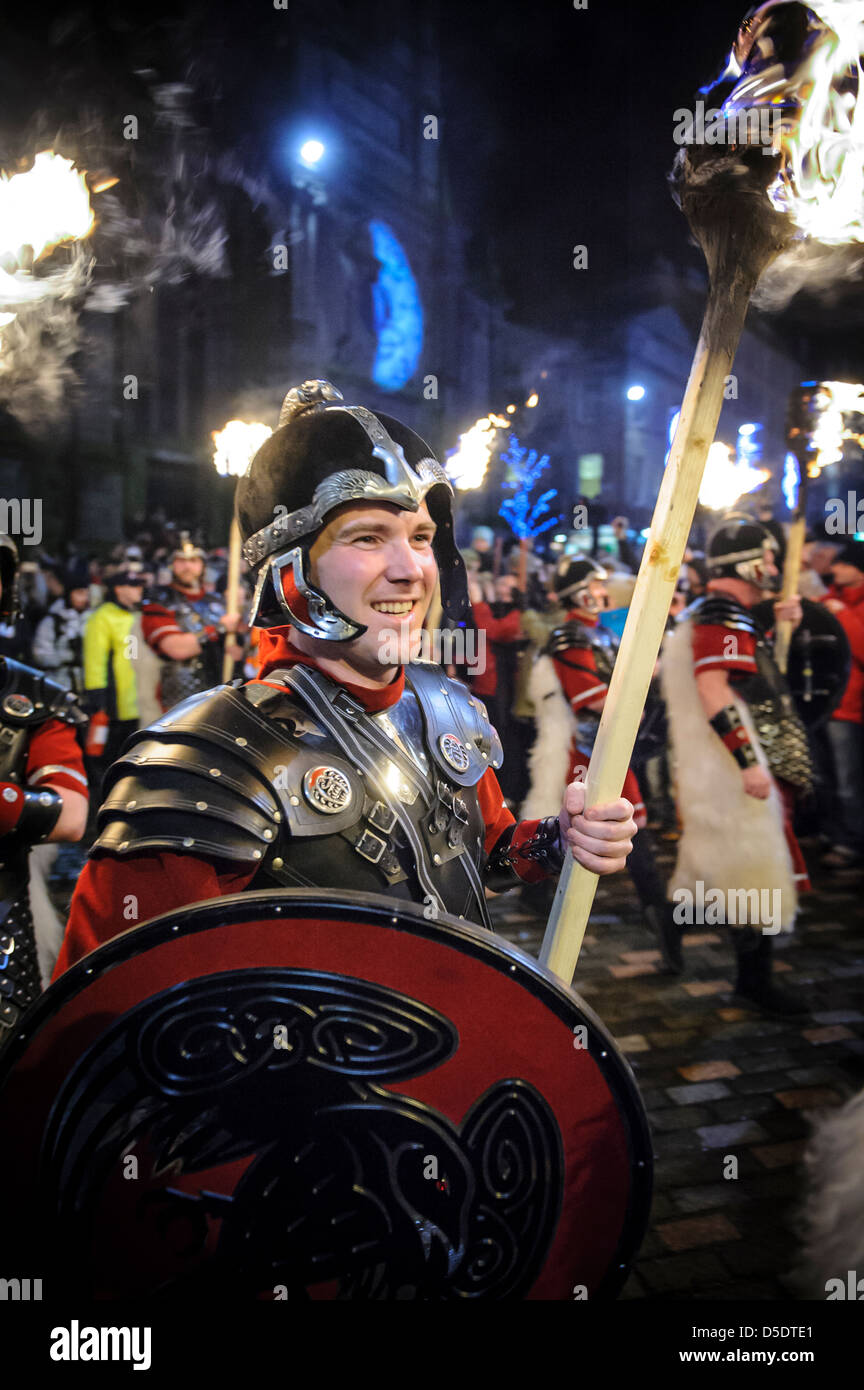 Spektakuläre Fackelzug in Edinburgh Hogmanay feiern starten unter der Leitung von 26 Up Helly Aa "Wikinger von Shetland. Stockfoto