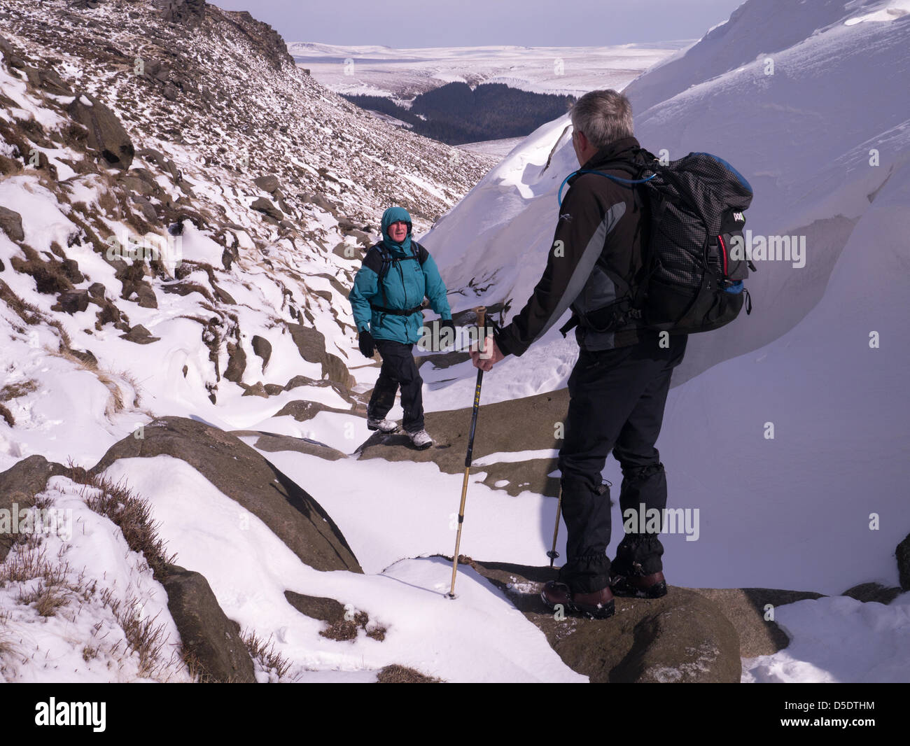 Peak District National Park, Derbyshire, UK. 29. März 2013. Wanderer an der Spitze der Fairbrook am Rande der Kinder Scout in der Peak District National Park, Derbyshire, UK. Winter weiterhin in diesen hohen Hügeln. Bildnachweis: Eric Murphy/Alamy Live-Nachrichten Stockfoto