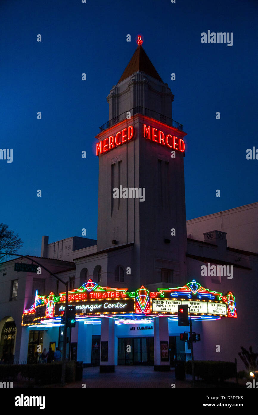 1931 eröffnete ist die Merced-Theater in Merced, Kalifornien, ein Beispiel für Spanish Colonial Revival Architektur. Stockfoto