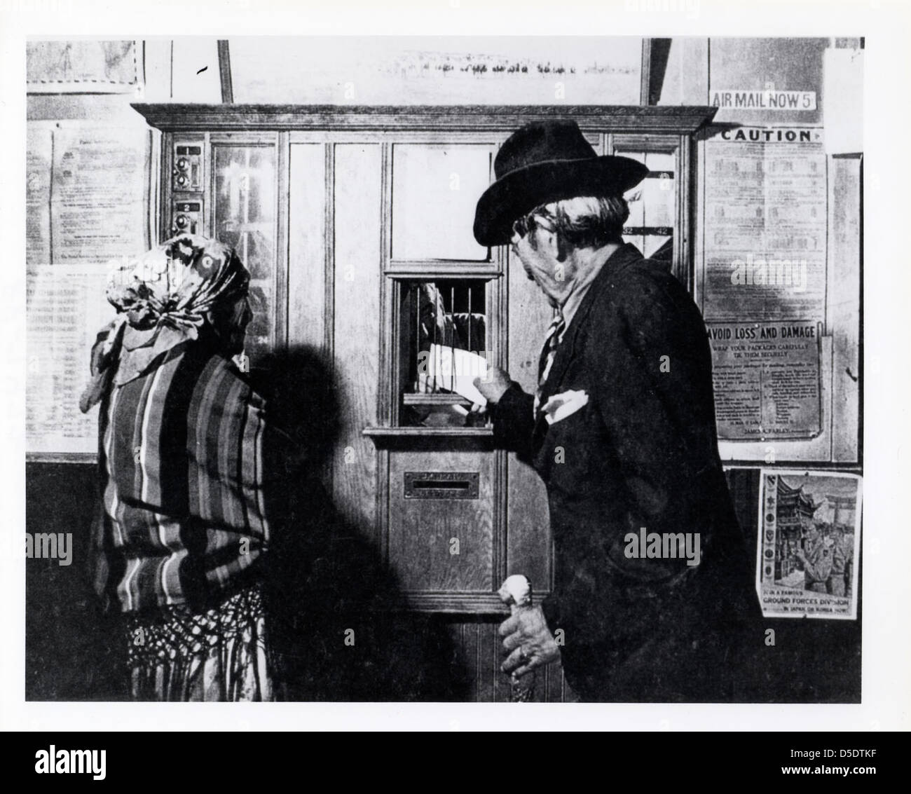 Kunden in einem ländlichen Postamt Stockfoto