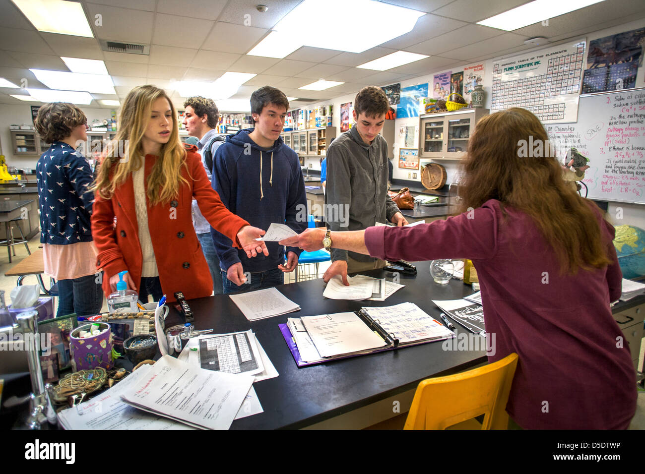 Ein Highschool-Chemielehrer kehrt benotete Hausaufgaben Papiere in ihrer advanced Placement (AP) Schüler in San Clemente, Kalifornien Stockfoto