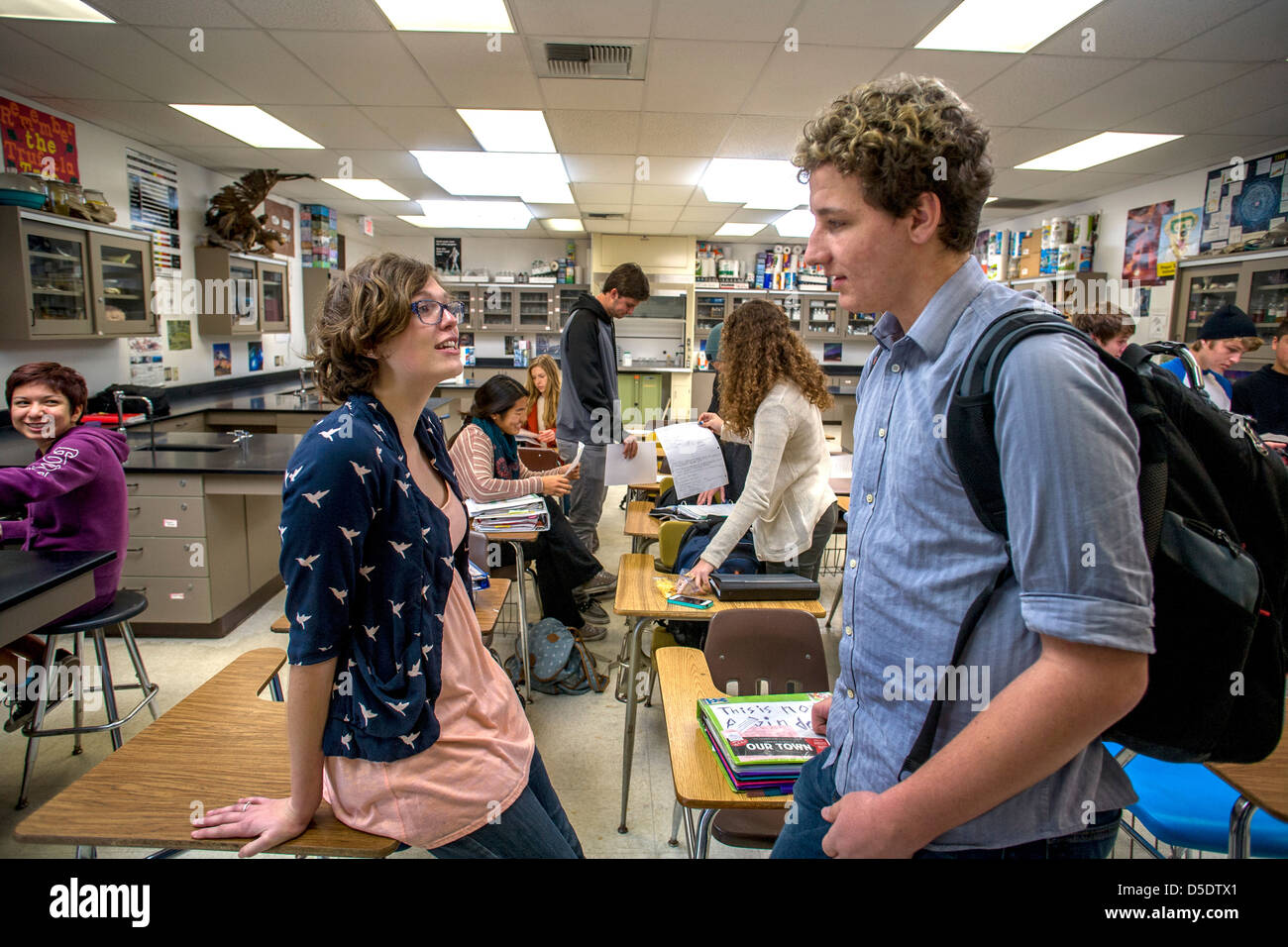 Advanced Placement (AP) Chemie Schüler vor der Klasse sprechen und überprüfen Sie ihre benotete Papiere in San Clemente, Kalifornien. Stockfoto