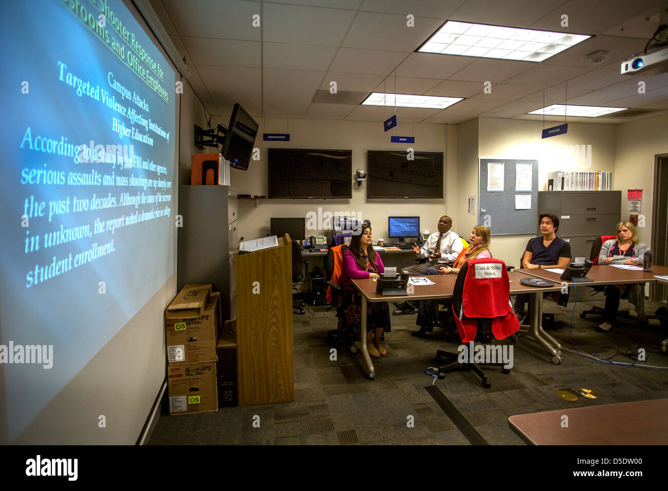Ein College-Campus-Polizeichef in Irvine, CA, Vorträge Administratoren auf Sicherheitsverfahren, Gewalt am Arbeitsplatz zu verhindern. Stockfoto