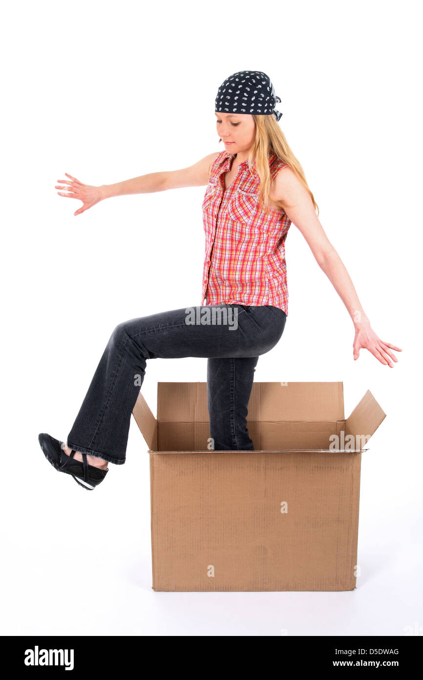Mädchen tragen Kopftuch Schritte aus einem Karton. Stockfoto