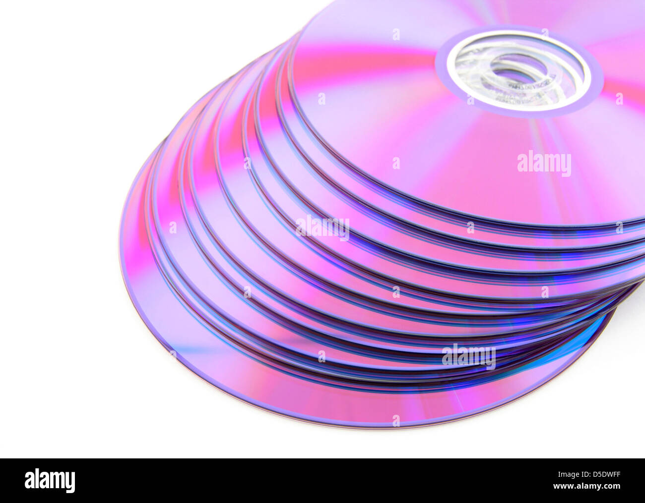 Stapel von lebendigen lila DVDs oder CDs, die isoliert auf weißem Hintergrund. Kein Staub. Stockfoto