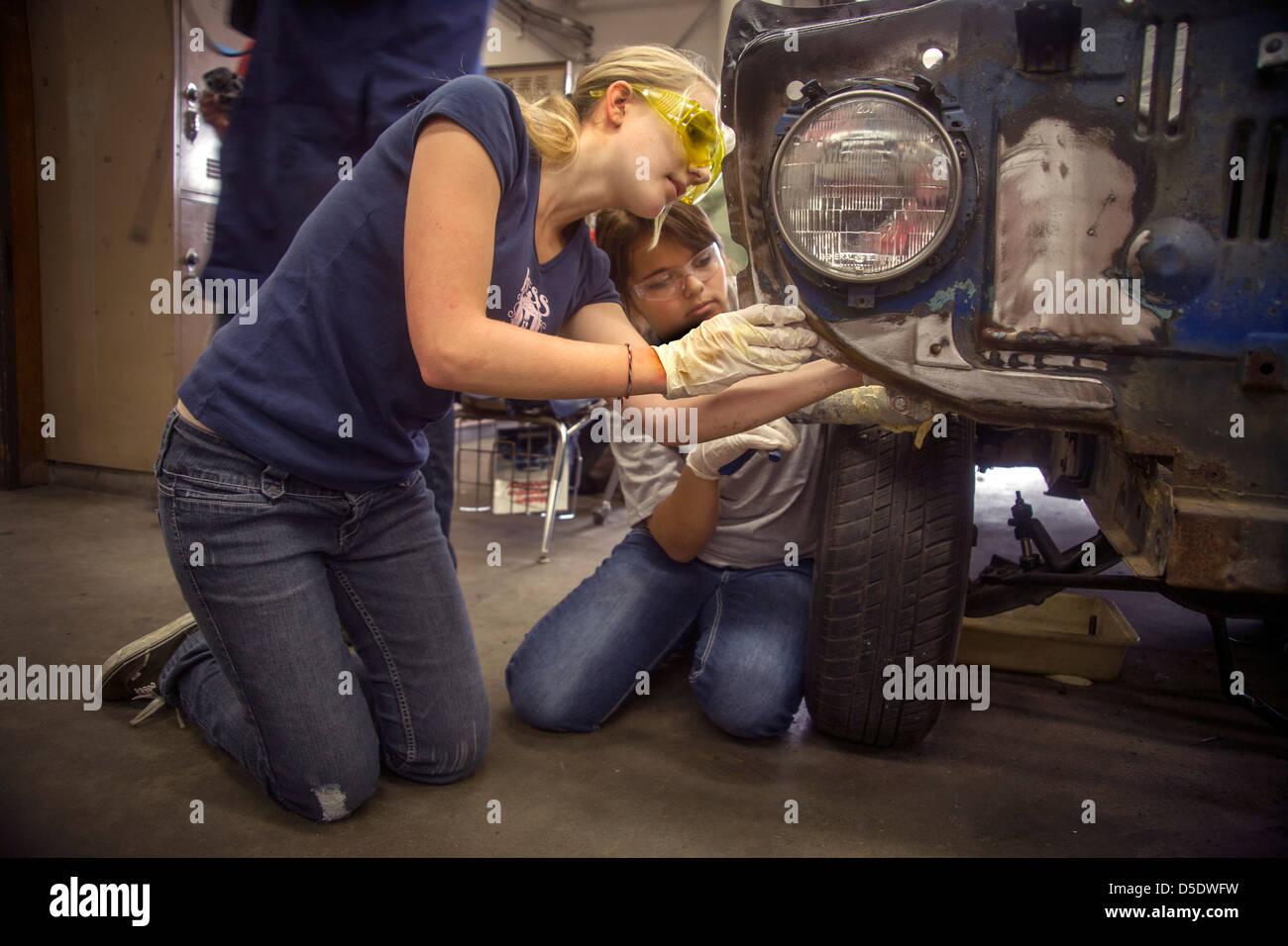 Das Tragen von Schutzbrille arbeiten zwei Mädchen im Teenageralter zusammen auf ein Auto im Auto-laden-Klasse in San Clemente, Kalifornien. Stockfoto