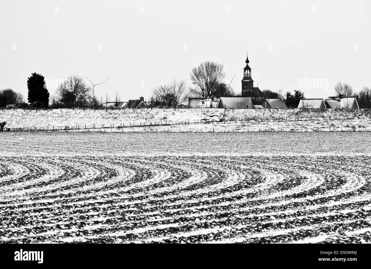 Schneebedeckte Felder bei Kattendijke, einem Dorf in Zuid-Beveland, Zeeland, Niederlande Stockfoto