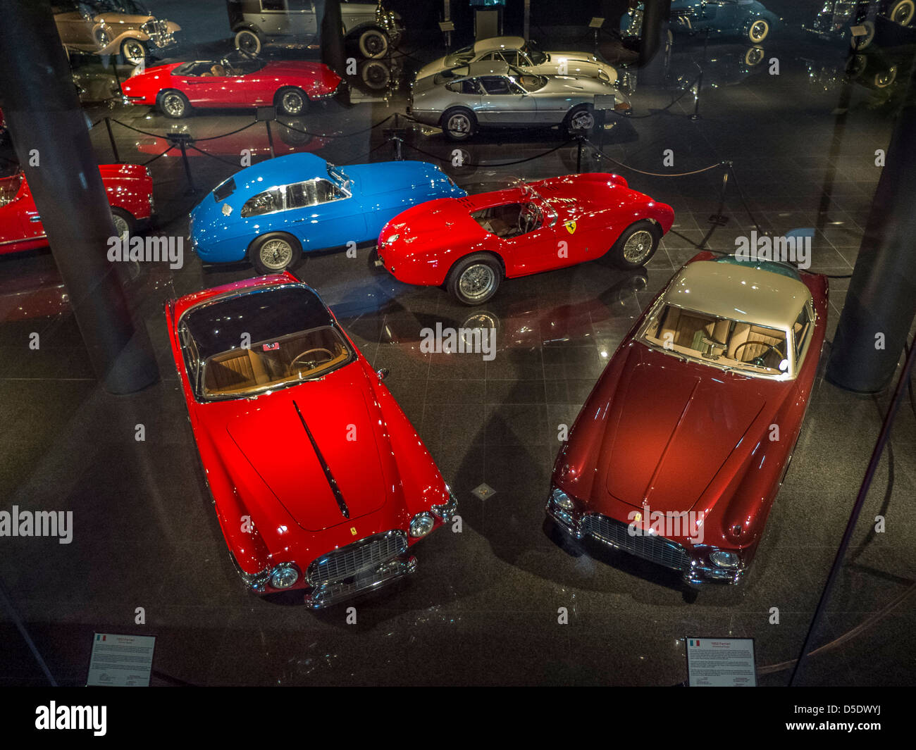 1952 und 1953 Ferrari Luxus-Autos sind auf dem Display im Blackhawk Museum in Blackhawk, CA. Stockfoto