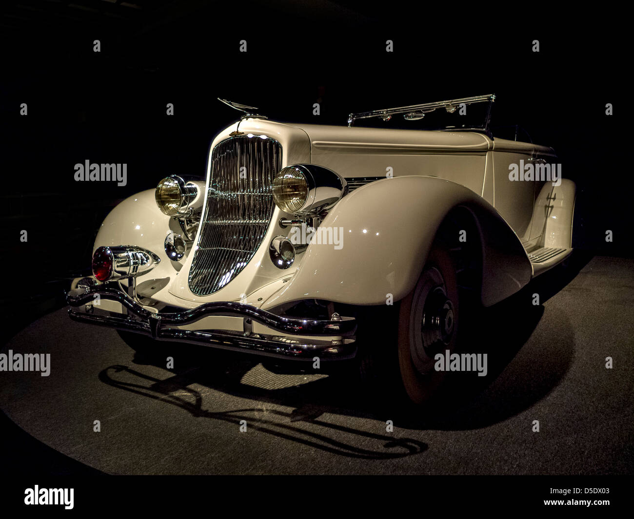 Ein 1936 Duesenberg Modell SJ Cabriolimousine im Blackhawk Museum in Blackhawk, Kalifornien. Stockfoto