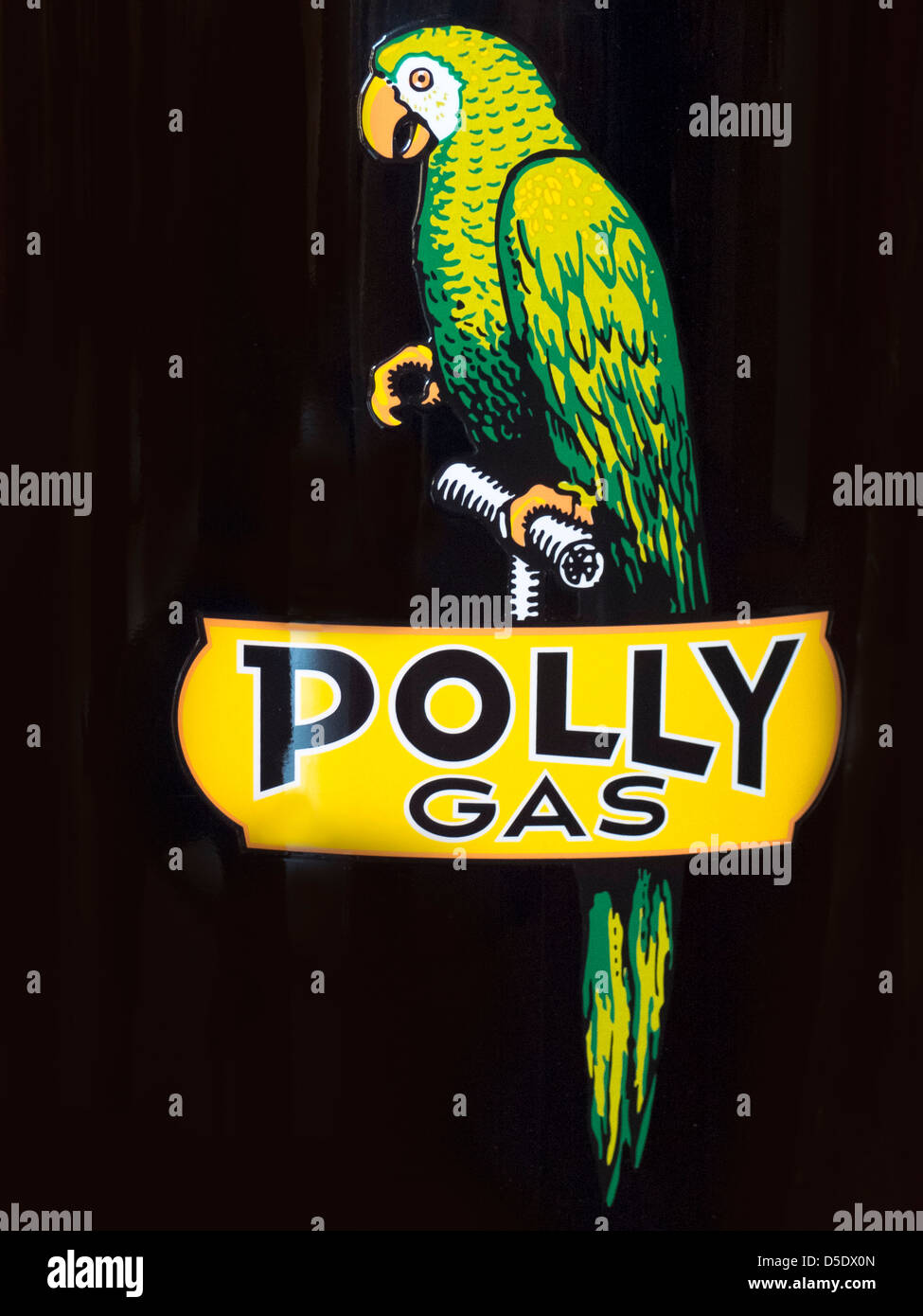 Eine amüsante Logo eines Papageis schmückt eine 1935 Tankstelle Benzin Pumpe. Stockfoto